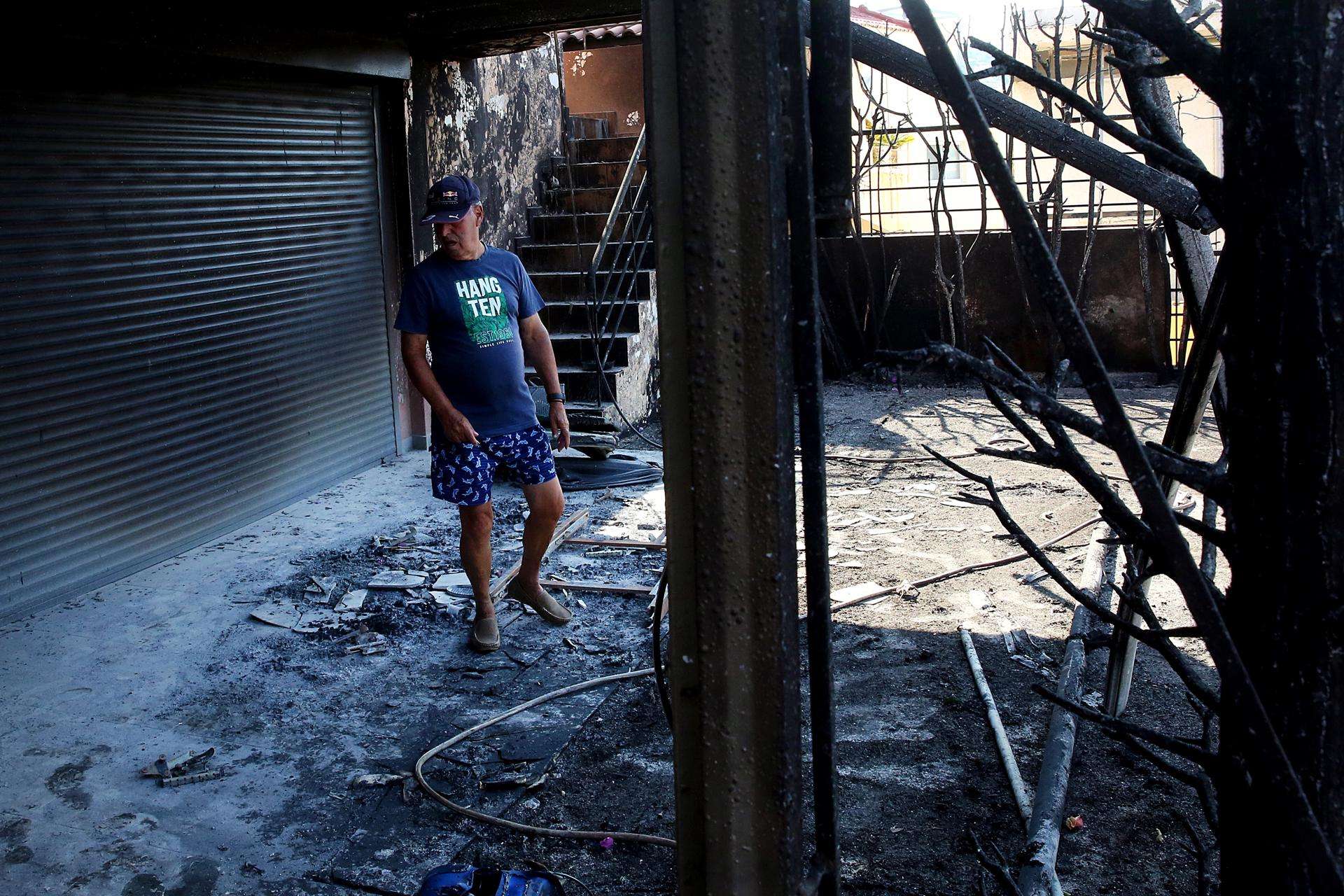 Atenas, rodeada de grandes incendios que quemaron casas y vastas áreas de bosque.