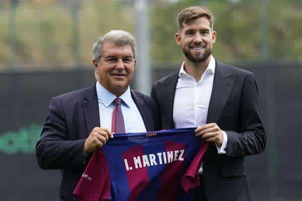 El defensa Ìñigo Martínez, de 32 años y procedente del Athletic de Bilbao, durante la presentación este mediodia junto al presidente del club azulgrana, Joan Laporta, como nuevo jugador del FC Barcelona en la Ciudad Deportiva Joan Gamper para las próximas dos temporadas. EFE/Alejandro Garcia