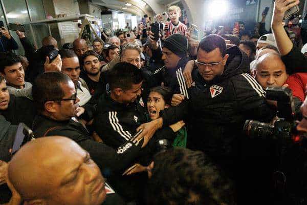 Aficionados del Sao Paulo fútbol club reciben al jugador colombiano James Rodríguez en el aeropuerto de Congonhas, este 30 de julio de 2023 en São Paulo (Brasil). EFE/ Isaac Fontana