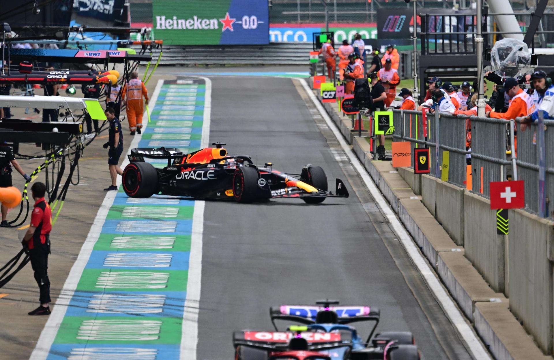 Verstappen sale primero en Silverstone; Sainz arranca quinto y Alonso, noveno