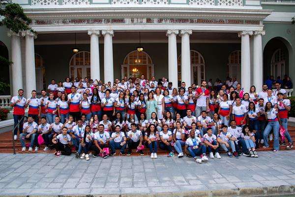 Atletas de la delegación de Puerto Rico participante en los Juegos Centroamericanos y del Caribe San Salvador 2023, posan para una fotografía colectiva durante un evento de homenaje celebrado hoy en la Casa Olímpica en San Juan, Puerto Rico. EFE/Enid M. Salgado