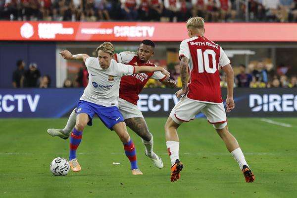 Barcelona Frenkie de Jong (i.), presionado por dos jugadores del Arsenal. EFE/EPA/ETIENNE LAURENT