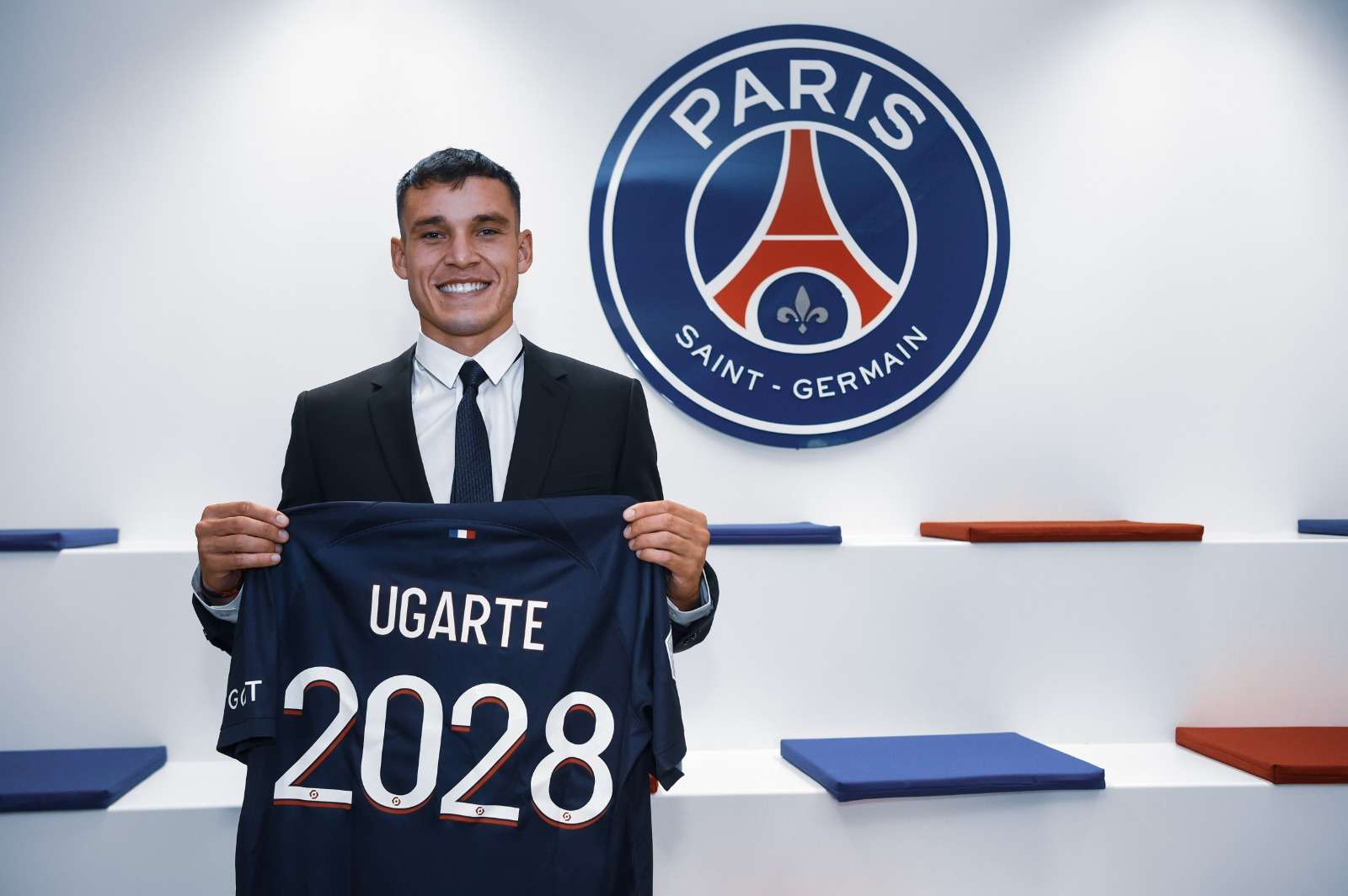 El París Saint-Germain anunció este viernes el fichaje del centrocampista uruguayo Manuel Ugarte para las próximas cinco temporadas. EFE/ PSG