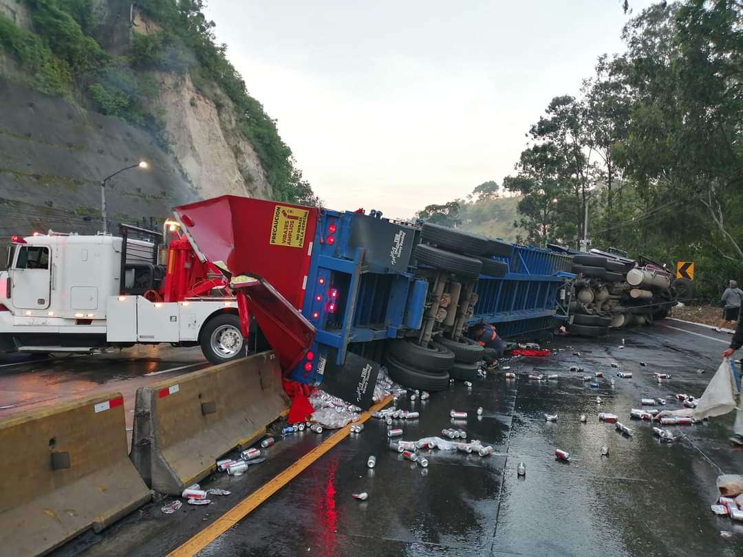 Tráiler volcado en Villa Lobos