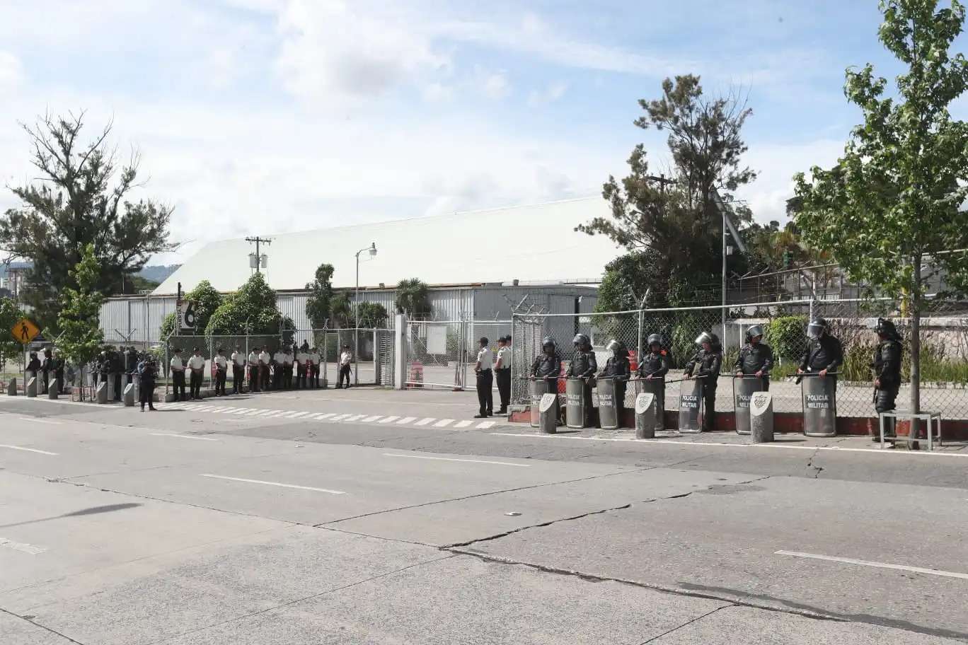 Agentes de la Policía Nacional Civil y Ejército de Guatemala resguardan el Parque de la Industria.