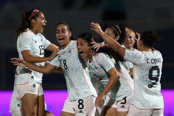 Jugadoras de México celebran al vencer a Venezuela hoy, en la final de fútbol femenino en los Juegos Centroamericanos y del Caribe en San Salvador (El Salvador). EFE/ José Jácome