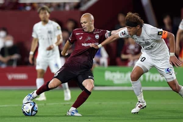 Andrés Iniesta (i) durante su último partido con el Vissel Kobe. EFE/EPA/JIJI PRESS JAPAN OUT EDITORIAL USE ONLY