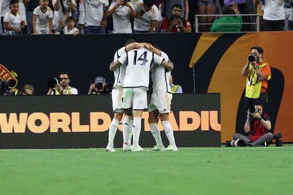 Jugadores del Real Madrid celebran el gol de Joselu (c) y Bellingham ante el Manchester United, en Houston, Texas (EE.UU.), este 26 de julio de 2023. EFE/EPA/Adam Davis
