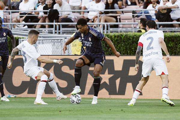 Jude Bellingham (C), del Real Madrid, entre Rade Krunic (izq) y Davide Calabria, del Milan, durante el amistoso jugado en Pasadena, EFE/EPA/ETIENNE LAURENT