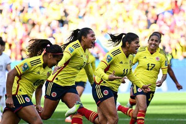 Catalina Usme (2-d) de Colombia celebra hoy con sus compañeras tras anotar contra Corea del Sur. EFE/EPA/Dan Himbrechts