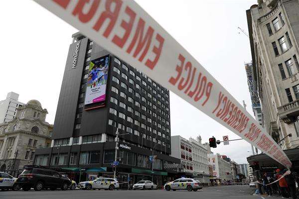 Mundial La Policía bloquea un área cerca del lugar de un tiroteo en Queen Street, Auckland, Nueva Zelanda, este 20 de julio de 2023. EFE/EPA/How Hwee Young