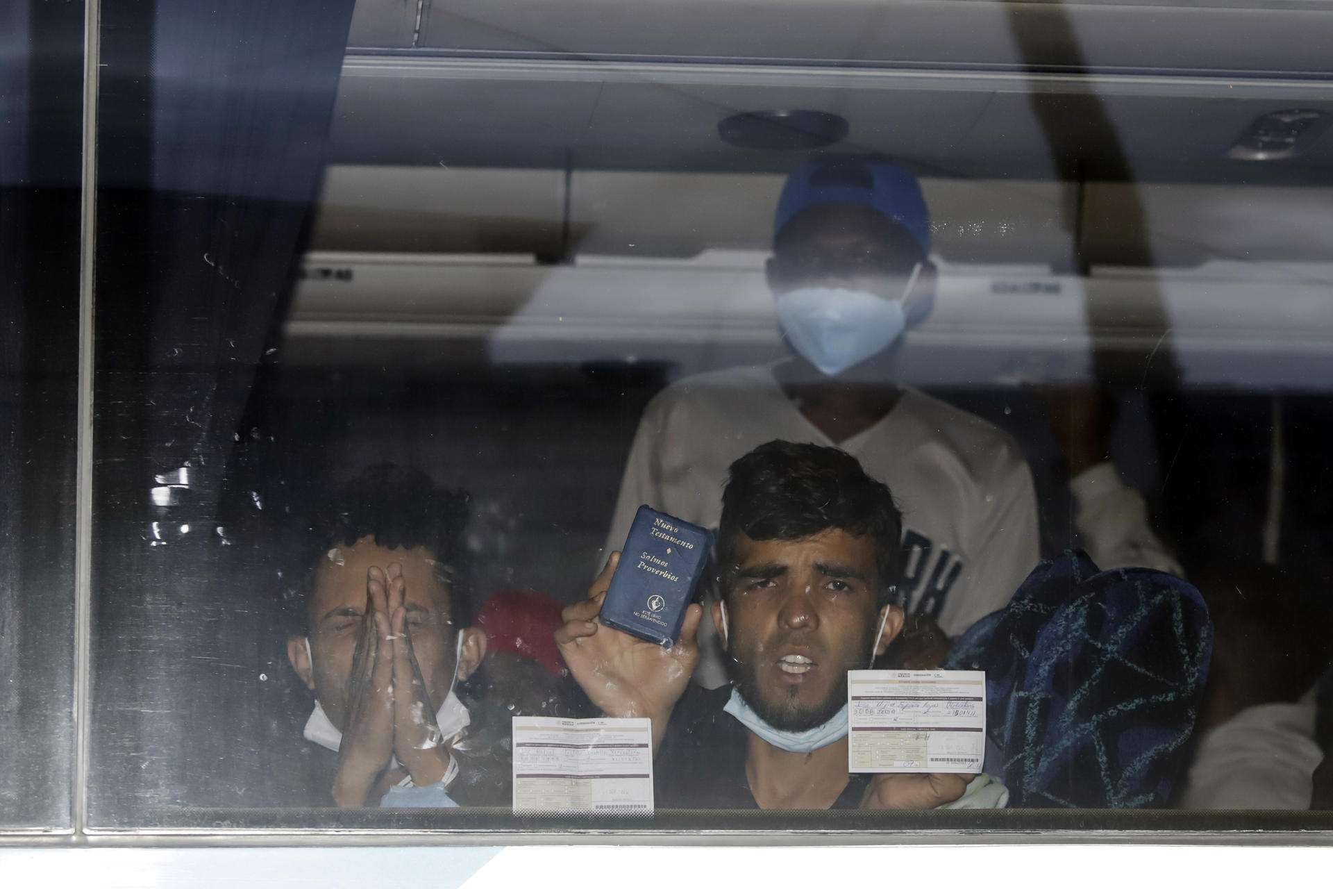 Agentes mexicanos hallan a 116 migrantes hacinados en autobús en estado mexicano de Sonora