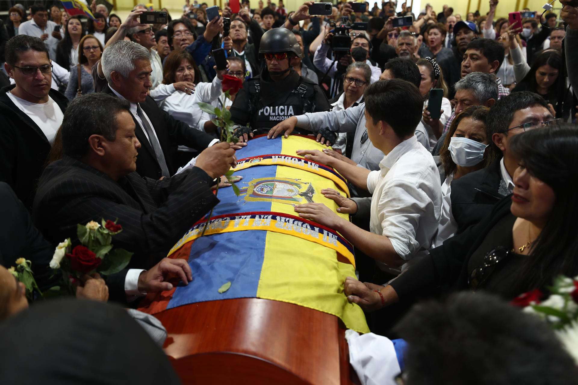Ecuador Decenas de ecuatorianos acuden a dar el último adiós al asesinado candidato Villavicencio