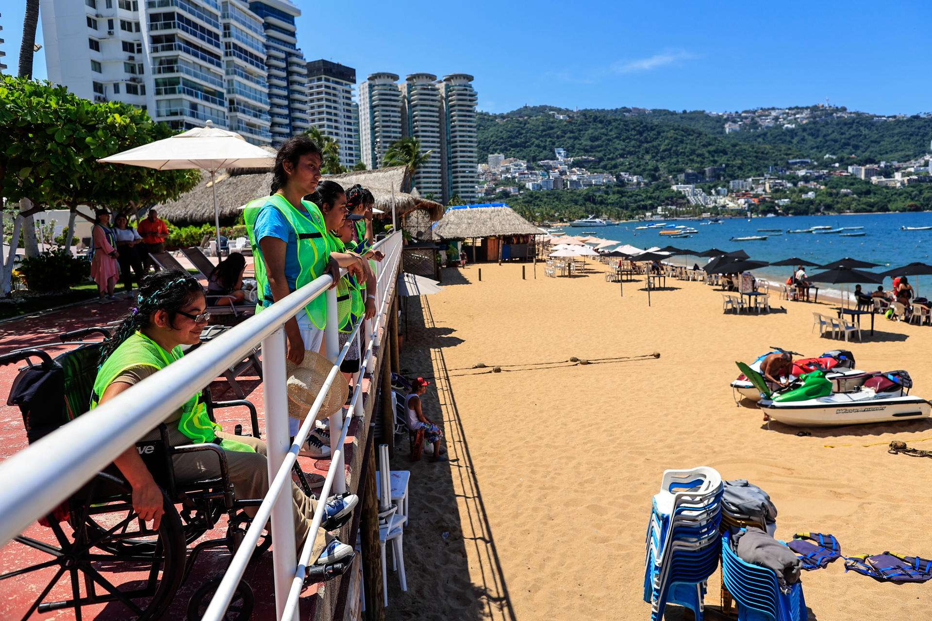 Niñas con discapacidad cumplen su sueño de visitar el mar en sur de México