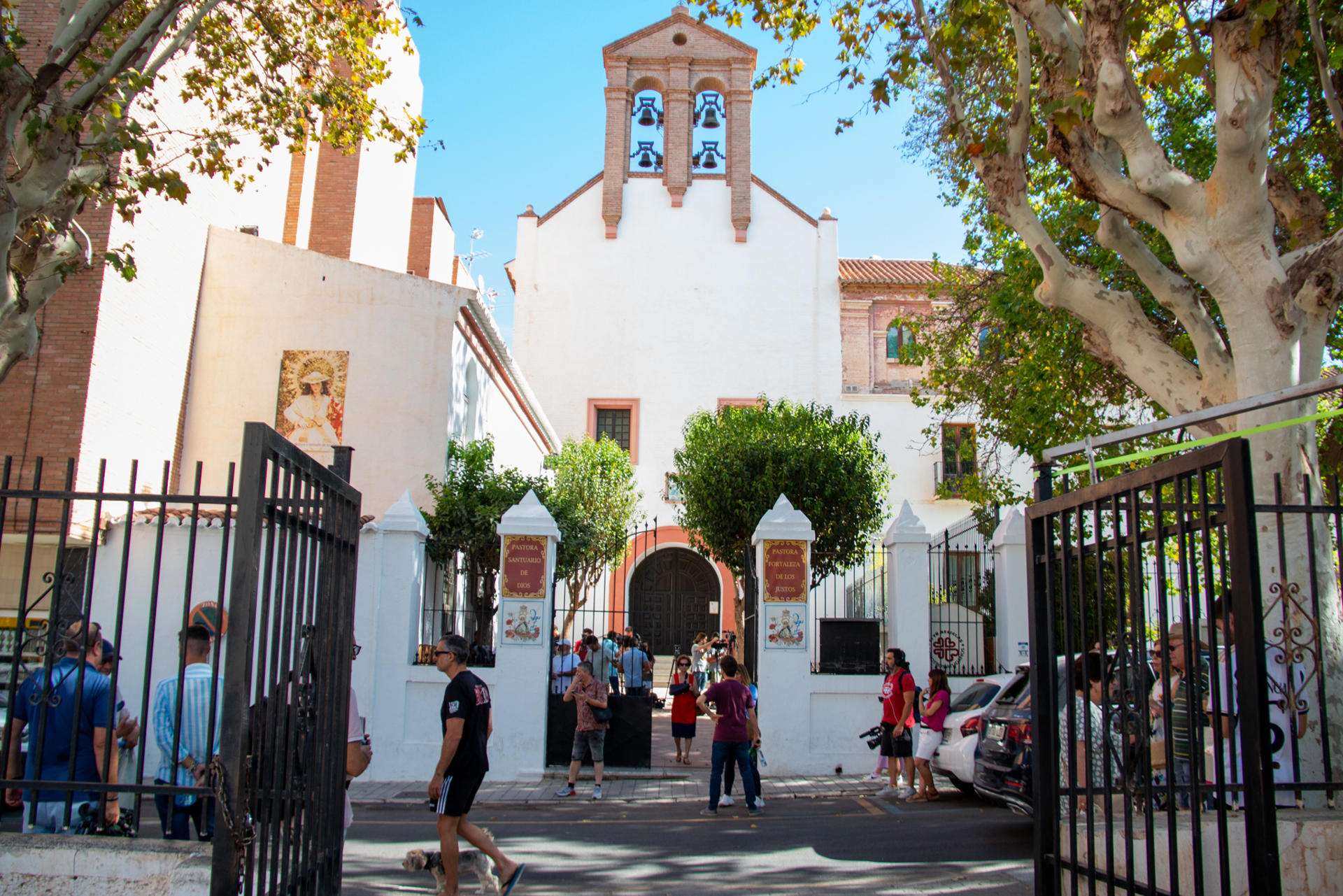 Tensión en la iglesia en la que está encerrada la madre de Rubiales, que se encuentra bien