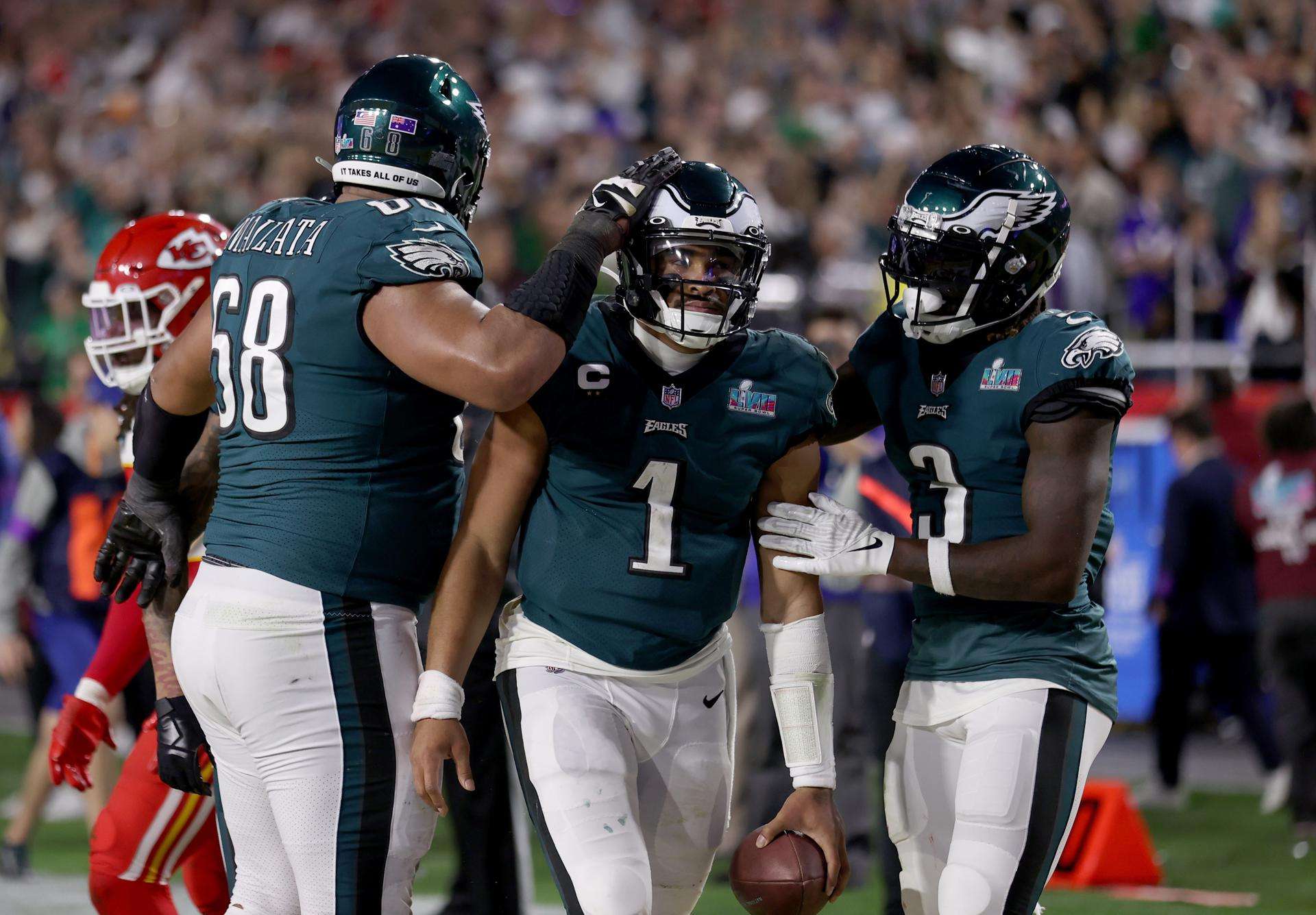 Cleveland y Ojomo sufrieron conmociones cerebrales informó Eagles