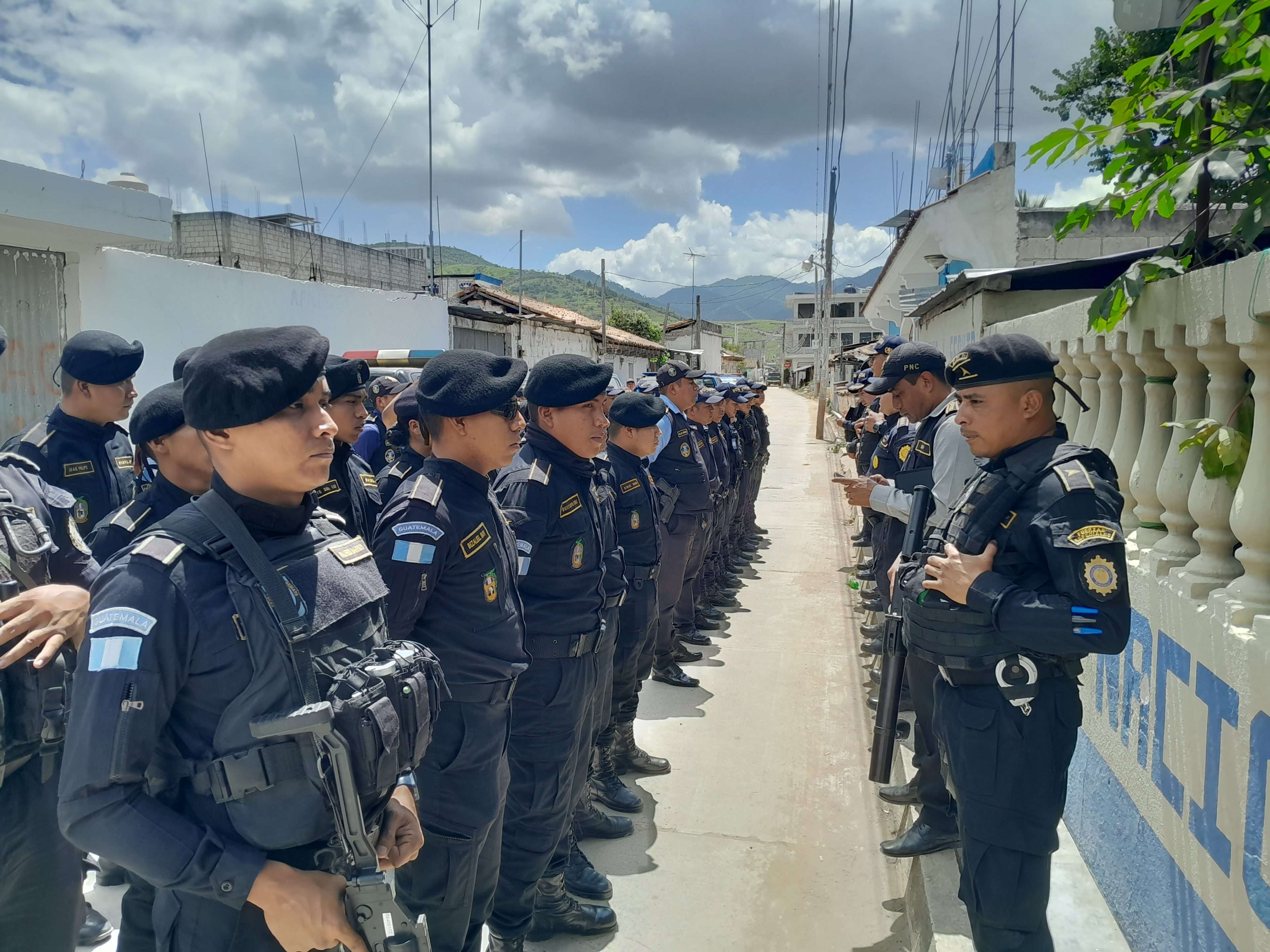 PNC Cientos de agentes de la Policía Nacional Civil PNC con presencia en San Bartolomé Jocotenango, Quiché
