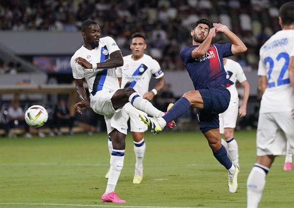 Formación inicial del Paris Saint-Germain en el amistoso con el Inter de Milán en Tokio, que finalizó con triunfo del equipo italiano por 2-1. EFE/EPA/KIMIMASA MAYAMA PSG