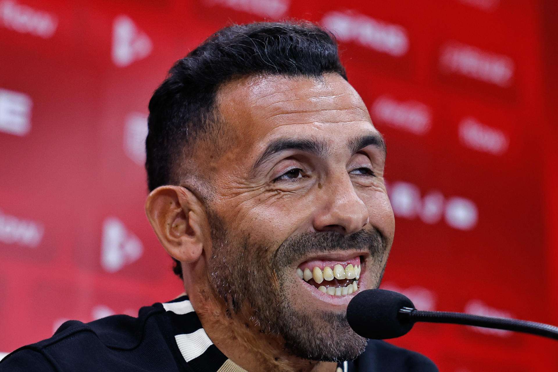 Carlos Tévez: "Sé muy bien dónde me meto; son trece finales"