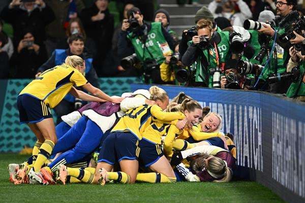 Suecia venció a Estados Unidos y se clasificó a los cuartos de final tras un duelo sin goles que se decidió en la tanda de penaltis y que deja fuera del Mundial a la vigente campeona.