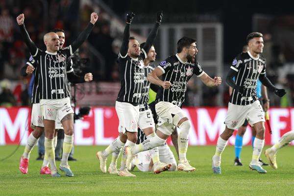 Jugadores del Corinthians de Brasil fueron registrados este martes, 29 de agosto, al celebrar su acceso a las semifinales de la Copa Sudamericana, al imponerse a Estudiantes de La Plata de Argentina en al tanda de penales que definió esta llave, en el estadio Jorge Luis Hirschi, en La Plata (Argentina). EFE/Demian Estévez