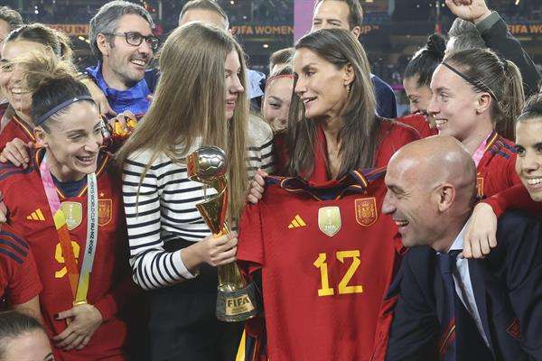 La reina Letizia y la infanta Sofía, acompañadas por el presidente de la Federación Española de Fútbol, Luis Rubiales (d) durante las celebraciones de la selección española femenina de fútbol tras imponerse a Inglaterra en la final del Mundial de Fútbol femenino en el Accor Stadium en Sídney Australia, este domingo. EFE/ José Jiménez