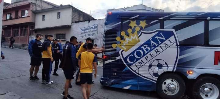 Bus de Cobán Imperial tuvo necesidad de grúa al quedarse atorado