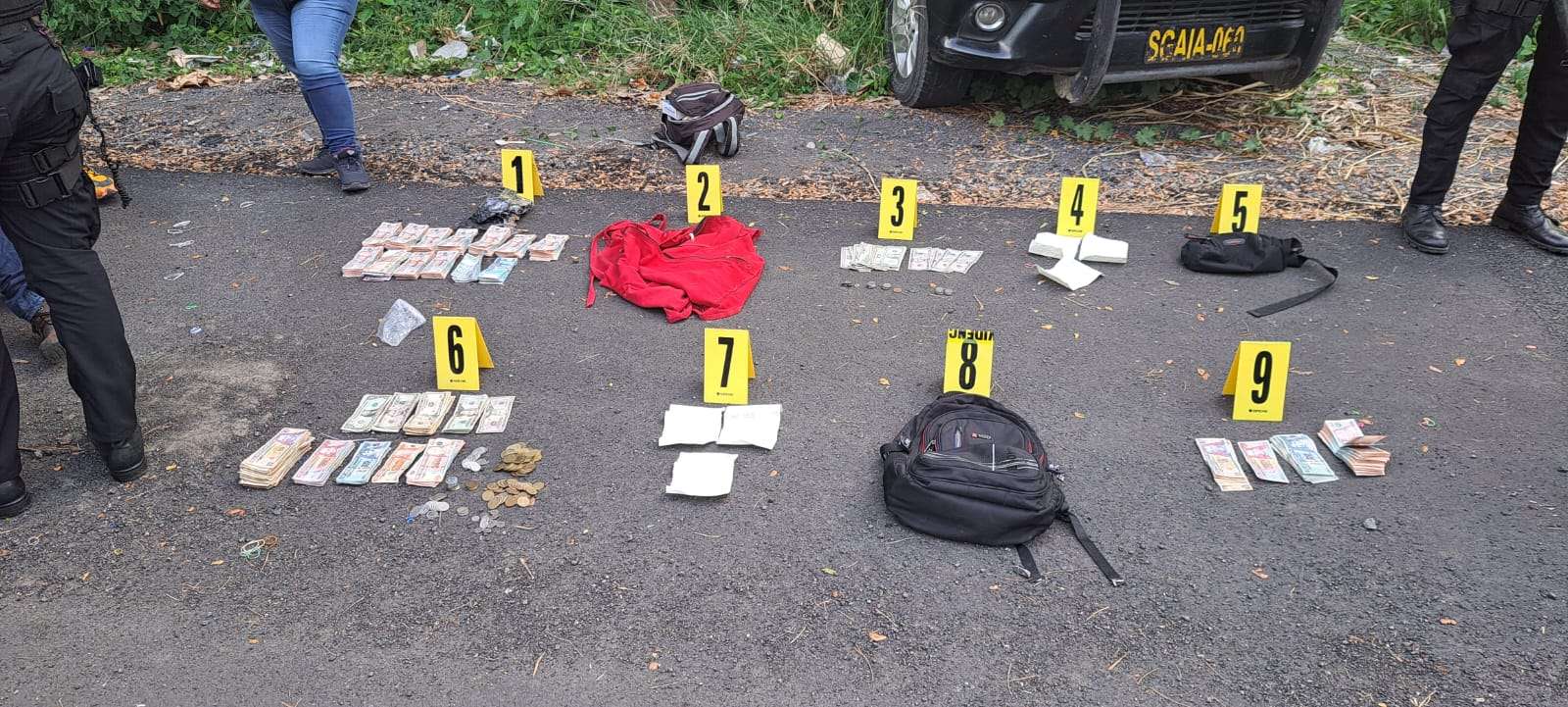 Piloto de camión fue detenido con varios paquetes de dinero