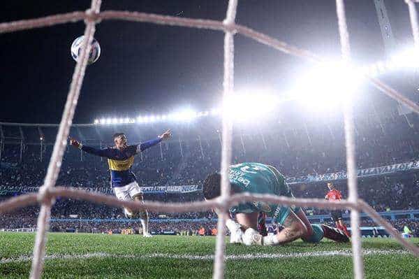 Marcos Rojo de Boca marca un gol de la serie de penaltis este 30 de agosto de 2023, en un partido de los cuartos de final de la Copa Libertadores entre Racing y Boca Juniors. EFE/ Juan Ignacio Roncoroni