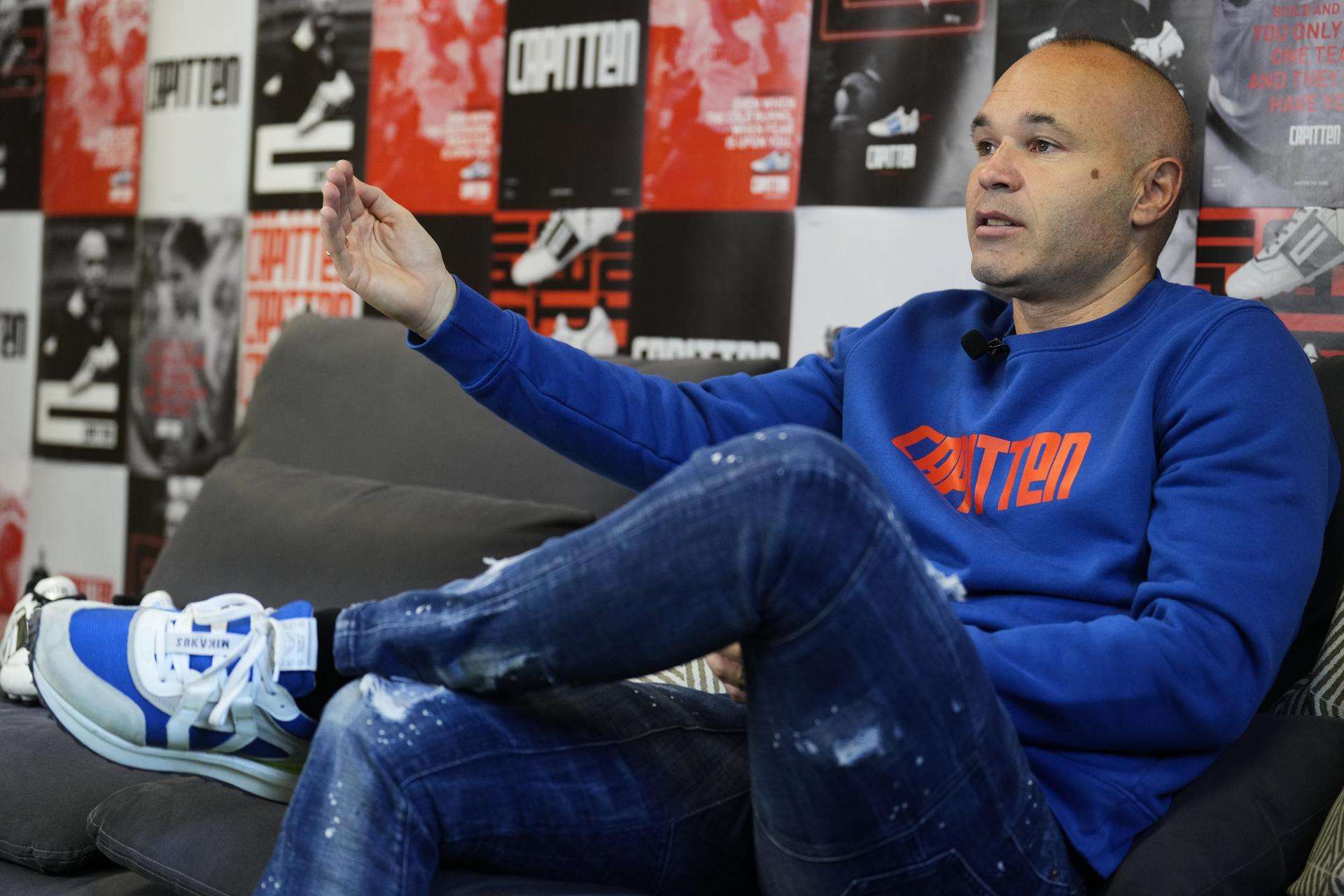 Iniesta muestra su apoyo a las jugadoras y lamenta la conducta "inaceptable" de Rubiales