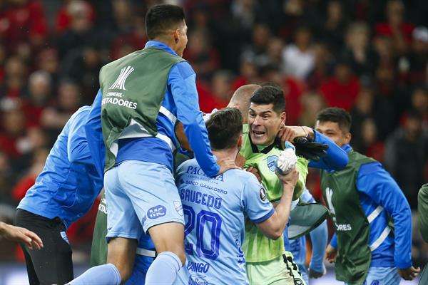 Jugadores del Bolívar de Bolivia fueron registrados este martes, 8 de agosto, al celebrar su victoria 4-3 en la tanda de penaltis y su paso a los cuartos de final de la Copa Libertadores de la Conmebol, pese a caer 2-0 en su visita al Athletico Paranaenese, en el estadio Arena da Baixada, en Curitiba (Brasil). EFE/Hedeson Alves