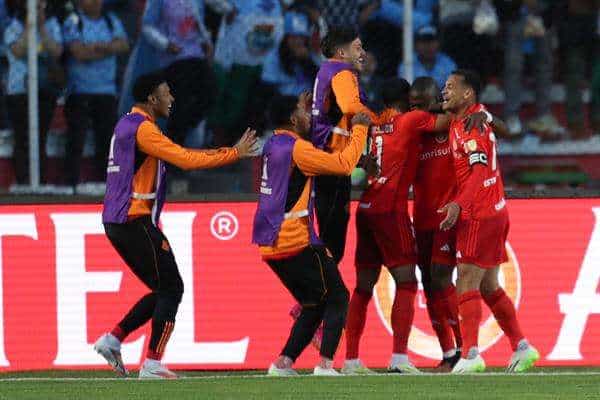 Enner Valencia (2-d) de Internacional celebra su gol hoy, en un partido de los cuartos de final de la Copa Libertadores entre Bolívar e Internacional en el estadio Hernando Siles en La Paz (Bolivia). EFE/ Luis Gandarillas