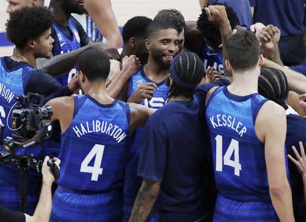 Los jugadores de Estados Unidos celebran la victoria ante Grecia. EFE/EPA/FRANCIS R. MALASIG