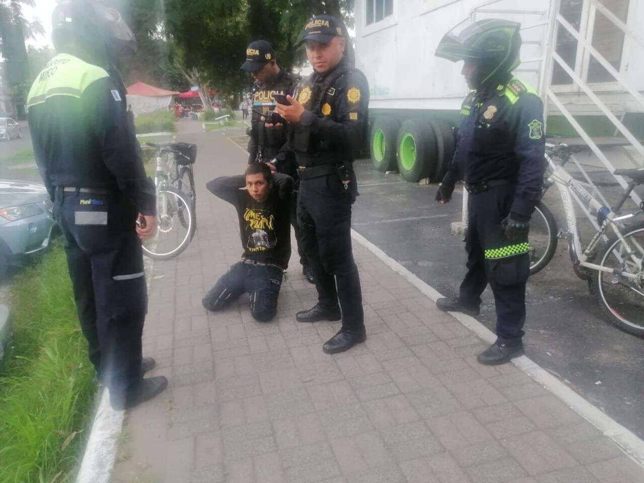 EN VIDEO | Explosión de bomba incendiaria en un centro electoral