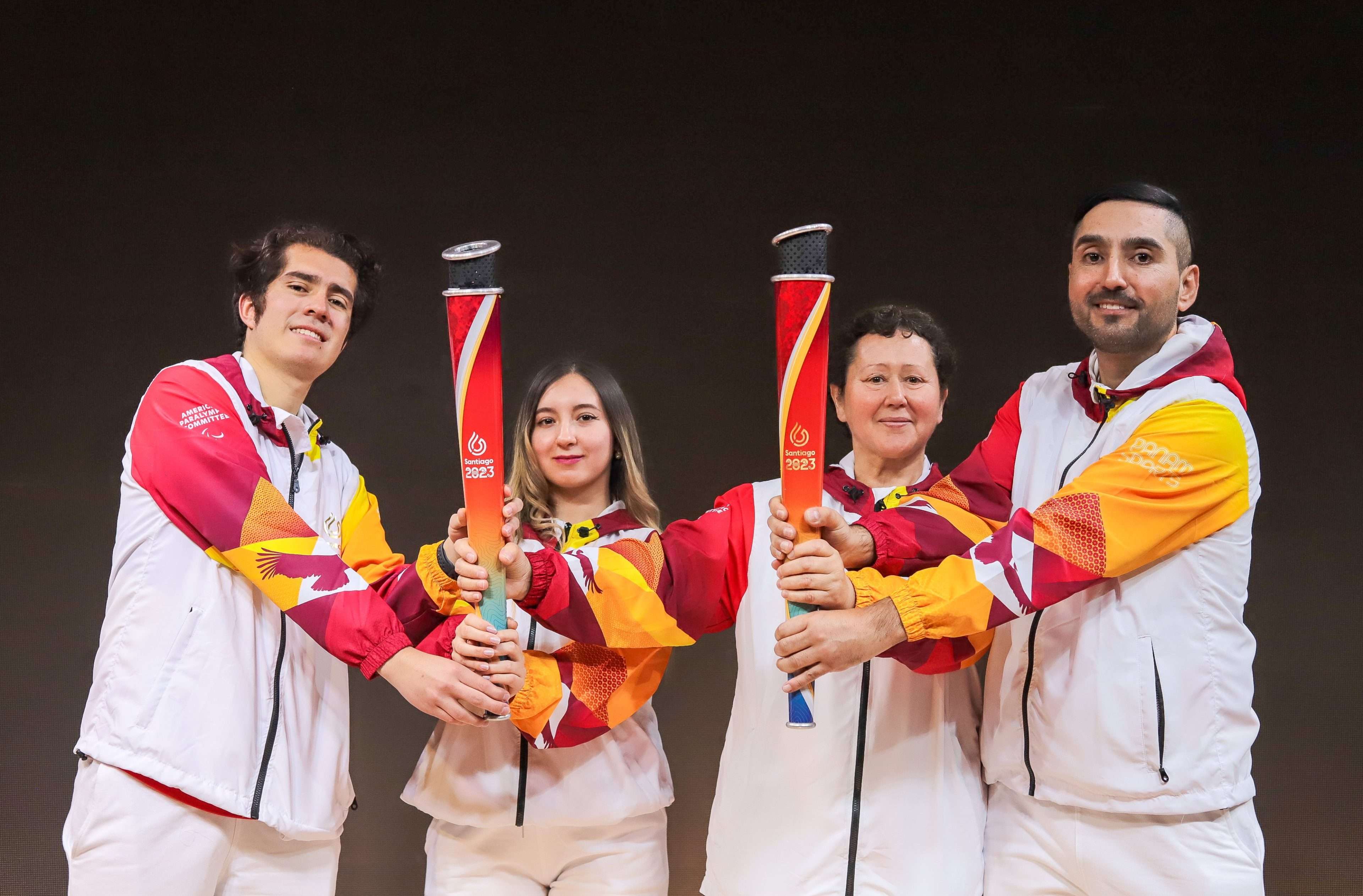 Fotografía de la antorcha oficial de los Juegos Panamericanos y Parapanamericanos 2023, durante una ceremonia oficial, hoy en Santiago (Chile).