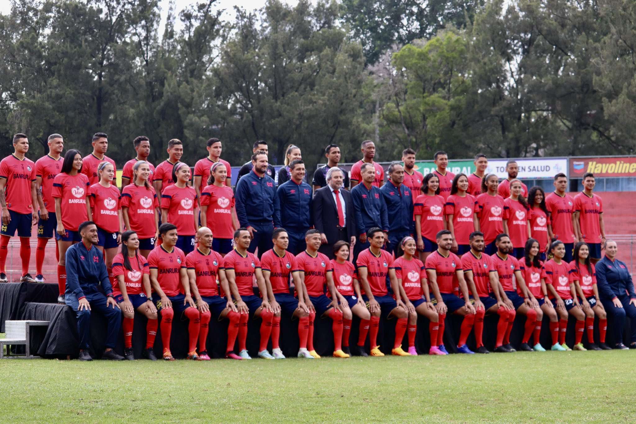 Municipal con foto oficial del equipo femenino y masculino