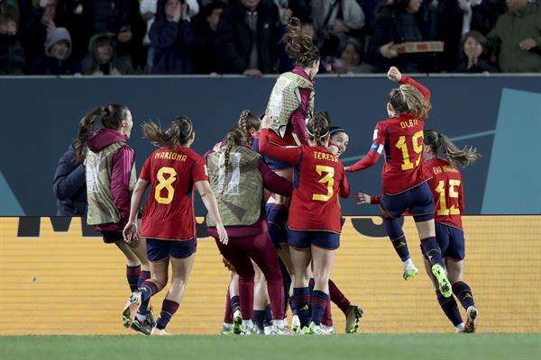 La jugadora española Salma Paralluelo (no aparece) celebra con el equipo tras marcarle un gol a Suecia durante la semifinal del Mundial femenino de fútbol disputado entre España y Suecia este martes en Auckland (Nueva Zelanda). EFE/Brett Phibbs