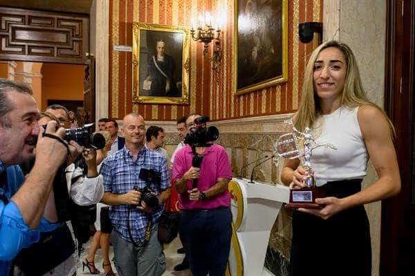 Olga Carmona, jugadora de la Selección Española Femenina de Fútbol, tras ser recibida este lunes en el Ayuntamiento de Sevilla por el alcalde de Sevilla, José Luis Sanz. EFE/Raúl Caro
