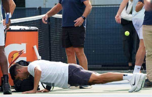 El tenista español Carlos Alcaraz, entrena este 8 de agosto de 2023 ante la mirada de los aficionados canadienses en el marco del ATP Masters de Canadá, en Toronto (Canadá). EFE/Julio César Rivas