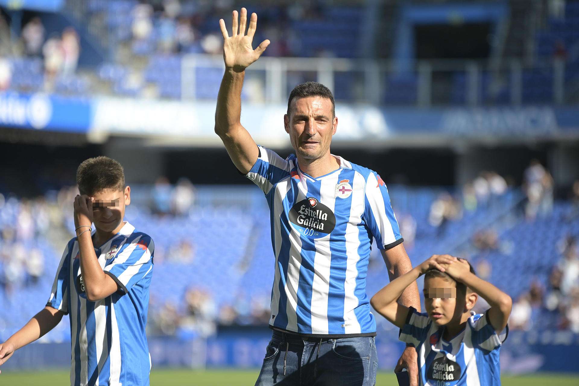 Scaloni recibe la insignia de oro y brillantes del Deportivo