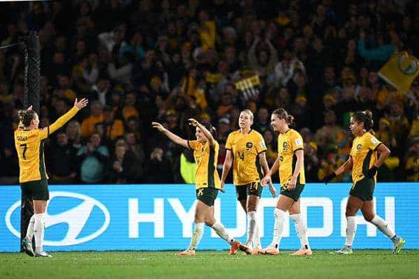 Australia pasa a cuartos de final tras batir a Dinamarca