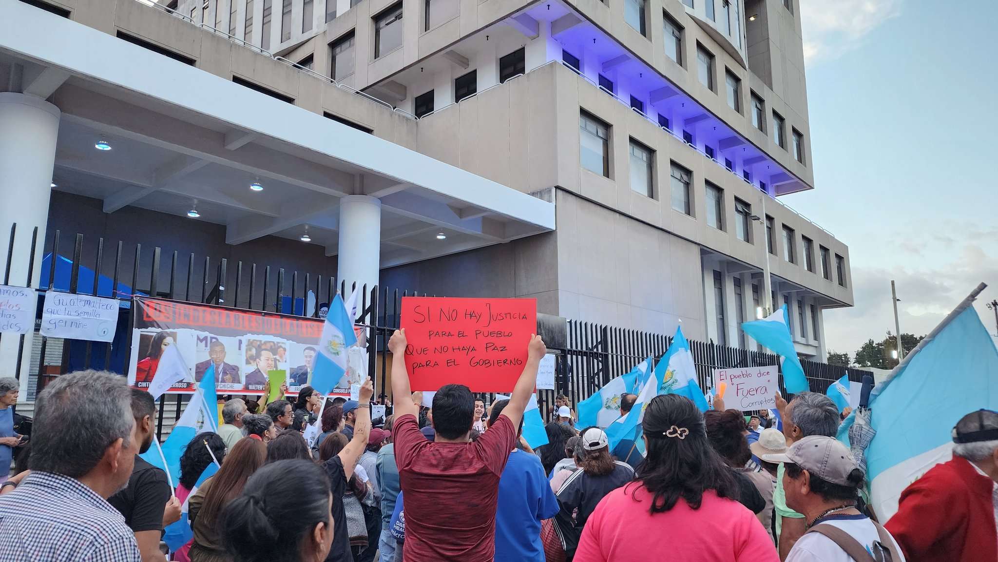 Manifestaciones en el MP exigiendo renuncia de Porras que pidió protección
