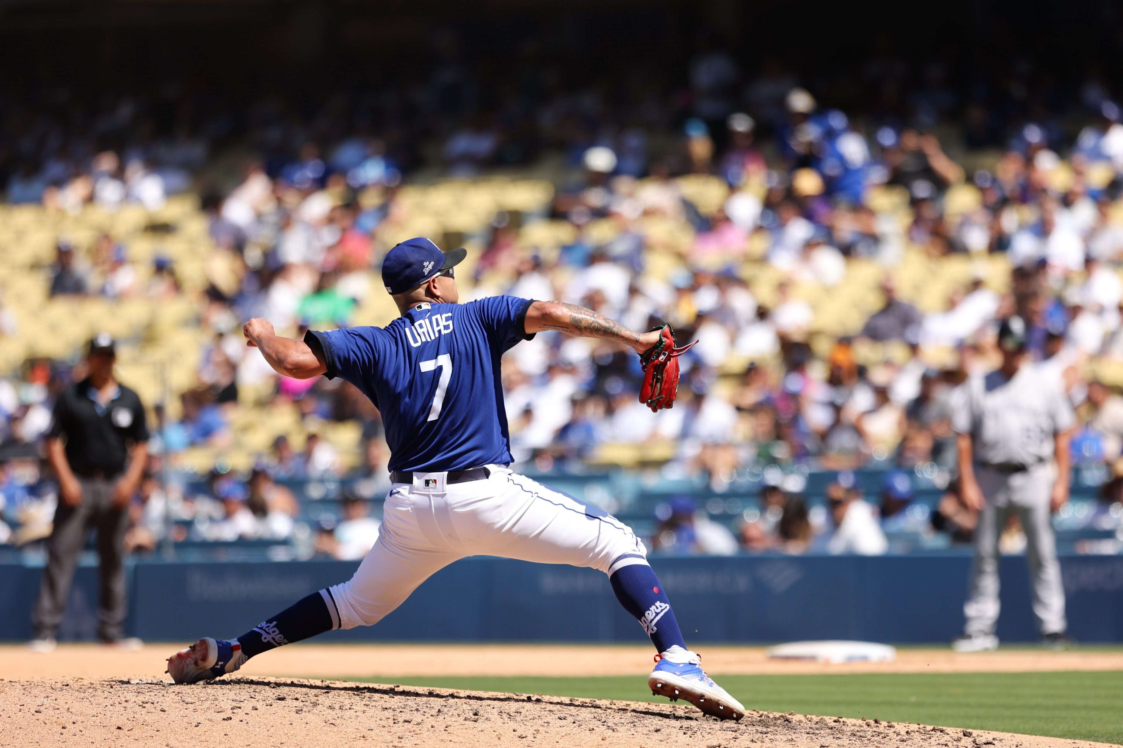 Julio Urías luce en el montículo