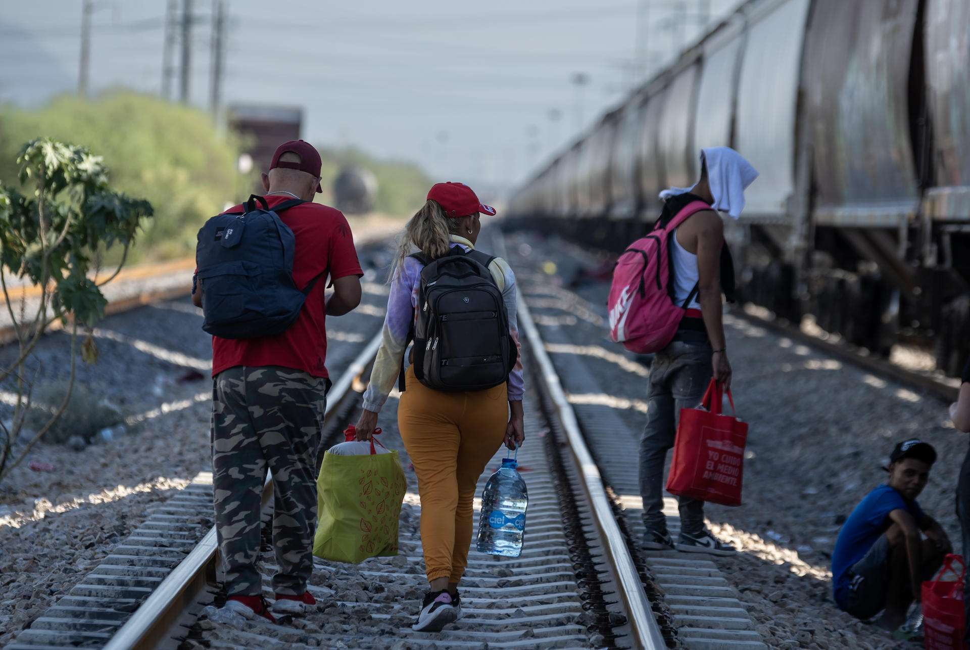 Paro de trenes deja a cientos de migrantes varados en el norte de México