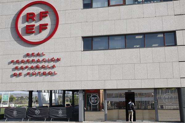 La Guardia Civil registra sede de Comité de Árbitros y el juez imputa al Barcelona por cohecho