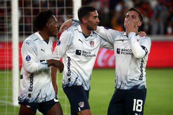 Lucas Piovi (d) de Liga celebra un gol en un partido de las semifinales de la Copa Sudamericana entre Liga de Quito y Defensa y Justicia en el estadio Rodrigo Paz Delgado en Quito (Ecuador). EFE/ José Jácome