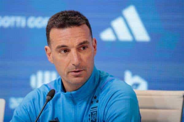 El entrenador de la selección argentina de fútbol, Lionel Scaloni, habla durante una rueda de prensa hoy, en Ezeiza (Argentina). EFE/ Luciano González