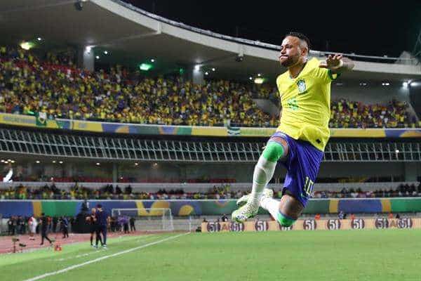 Neymar de Brasil celebra un gol hoy, en un partido de las Eliminatorias Sudamericanas para la Copa Mundial de Fútbol 2026 entre Brasil y Bolivia en el estadio estatal Jornalista Edgar Augusto Proença en Belém (Brasil). EFE/ Sebastiao Moreira