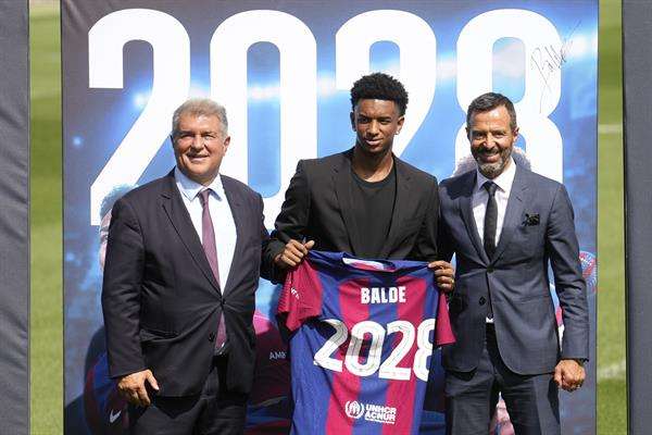 El presidente del FC Barcelona, Joan Laporta, junto al jugador Alejandro Balde y el agente Jorge Mendes (d) durante el acto de renovación del jugador hasta 2028 que se ha celebrado en la ciudad deportiva Joan Gamper. EFE/Enric Fontcuberta
