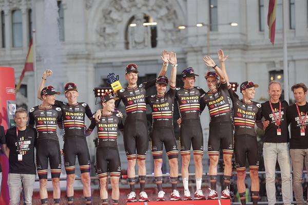 Los ciclistas del equipo Jumbo-Visma reciben el trofeo tras quedar en primer lugar en la clasificación por equipos, durante la entrega de trofeos a la finalización de La Vuelta Ciclista a España este domingo en Madrid. EFE/Manu Bruque.